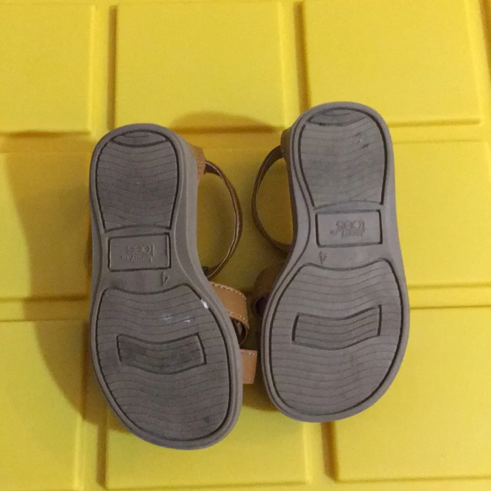 Toddler girl’s Cherry 🍒 sandals